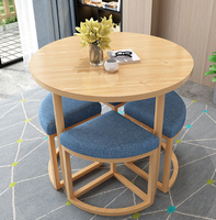 Ensemble simple de table et de chaises pouvant accueillir un petit appartement décontracté, balcon, petite table ronde et tabouret