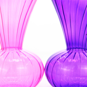 Set di Vasi in Vetro Colorato Scanalato, Vasi Decorativi con Bordo Ondulato e Forma Bombata per un Arredamento Vivace - Product Image 5