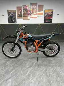 Una Motocicleta Atractiva Que Puede Transportar Mercancías y Tiene una Gran Capacidad de Carga - Product Image 2