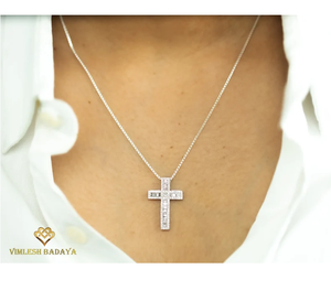 Colgante de Cruz con Diamantes Naturales para Él y Ella, Corte Baguette y Princesa, Certificado IGI, Oro Sólido de 18K, Elegante Joyería Fina para Regalo - Product Image 5