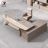Bureau de direction moderne en forme de L avec table d'appoint, design en panneaux de bois durables