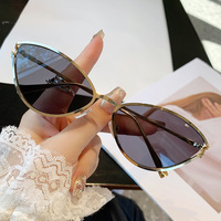Lunettes de soleil unisexes modernes de style rétro européen et américain, haut de gamme, dégradées, UV400, pour adultes, monture œil-de-chat en métal, forme carrée amincissante, pour l'extérieur et la ville