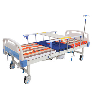 Cama de enfermería Zhongqu 331, manual, de una sola manivela, para rehabilitación en el hogar, con barandillas laterales y mesa. - Product Image 1