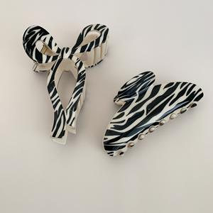 Pince à cheveux vintage en résine plastique brillante à motif léopard, zèbre et damier - Product Image 3