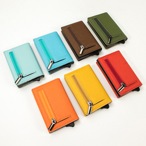 Porte-cartes automatique magnétique en cuir PU Saffiano personnalisé avec logo Casekey, Porta Carte Donna, sécurisé RFID, portefeuille à trois volets - Product Image 6