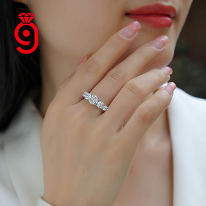 Anello in Oro Massiccio 18K con <span class=keywords><strong>Cinque</strong></span> Pietre Moissanite Taglio Rotondo, Anello di Lusso per Fidanzamento, Matrimonio e Uso Quotidiano, Certificato GRA - Product Image 4