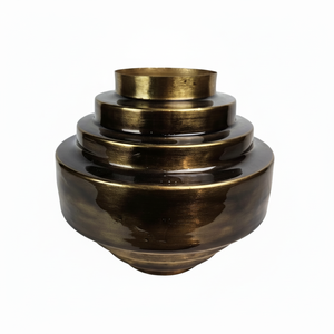 Florero de metal de diseño lujoso con un exquisito trabajo antiguo, ideal para una decoración moderna vintage e inspirada en la granja - Product Image 1