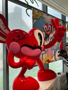 Exhibidores de Esculturas Abstractas, Accesorios de Madera Tallada Personalizados, Detalles Metálicos, Base de Acrílico Transparente, Tienda Pop-up de Lujo - Product Image 2