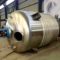 Réacteur chimique industriel robuste avec agitateur, conçu pour les températures et pressions élevées, adapté aux procédés de réaction en continu