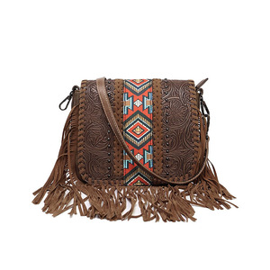 Venta al por mayor bolsos de borla occidental bohemio étnico Vintage tejido azteca en relieve Pu vaca estampado Pu cuero bandolera - Product Image 5
