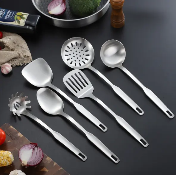Ensemble d'ustensiles de cuisine en acier inoxydable outils de cuisine comprennent louche spatule écumoire tourneur serveur de pâtes