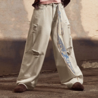 Jean en denim ultra-détendu pour homme, coupe ample et extra large, style streetwear urbain, taille mi-haute, déchiré, couleur claire