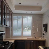 Volets en bois massif blancs modernes et élégants, stores à lamelles sur mesure pour fenêtres résidentielles d'appartements, villas et maisons