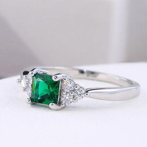 Anello di Moda in Pietra Verde, Design Minimalista ed Elegante, Gioiello da Donna per Uso Quotidiano, Anello Statement - Product Image 4
