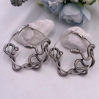 Boucles d'oreilles créoles serpent noir gothique punk antique, motif serpent torsadé, style affirmé, bijoux de fête