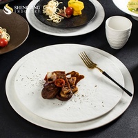 Vente en gros de vaisselle pour hôtel et restaurant Texture de roche mate personnalisée Plats et assiettes à salade en poterie Plateau de nourriture Platos rond pour banquet