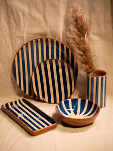 Bol décoratif en céramique de grès cuite à haute température, motif rayé bleu indigo, finition craquelée, compatible four et micro-ondes, fait main, style culture tribal - Product Image 5