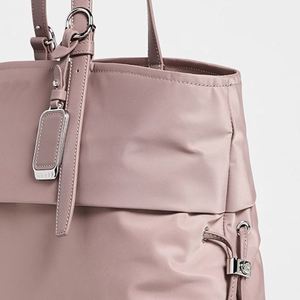 กระเป๋าโท้ทไนลอนกันน้ำขนาดใหญ่สำหรับผู้หญิง แบบกำหนดเองได้ สำหรับฤดูใบไม้ร่วง ฤดูร้อน เดินทาง ช้อปปิ้ง สะพายไหล่ มีช่องใส่แล็ปท็อปแบบมีซับใน ซิปปิด ใช้ได้ที่ชายหาด - Product Image 4