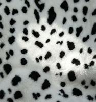 Selimut Lembut Flanel Fleece 100% Poliester Langsung dari Pabrik, Motif Dalmatian Putih Hitam dengan Lis Merah, untuk Sofa, Tempat Tidur, Tekstil Rumah