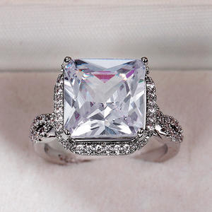 Anillo de Compromiso de Diamantes con Corte Asscher en Oro Blanco para Mujer F721, Diamantes Laterales de Color D Naturales - Product Image 3