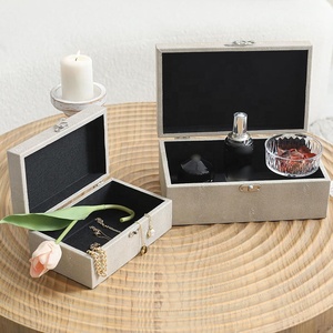 Scatola Decorativa in Ecopelle Vegana con Chiusura Dorata Lucida, Contenitore in Pelle per Telecomandi, Gioielli e Oggetti da Toeletta - Product Image 3