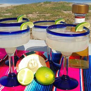 卸売ユニークなメキシコ手吹き色リサイクル可能なマティーニカクテルガラスブルーリムクーペマルガリータグラスボックス付き - Product Image 6