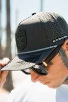 Grosir topi pinggiran datar 6 Panel kustom Logo tambalan karet kualitas tinggi topi Snapback tali lubang potong Laser Gorras poliester abu-abu