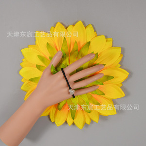 Corsage de Girasol Dongchen Crafts, Flor de Seda, Accesorio para Danza Escénica - Product Image 2