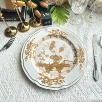 Assiettes de présentation vintage en porcelaine, base blanche avec décor floral doré, vaisselle décorative en céramique pour la mise en table de banquets de mariage