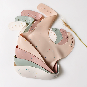 Babero de puntos de color de silicona ajustable directo de fábrica para bebés y niños pequeños a prueba de agua y suave para niños/niñas con logotipo personalizado - Product Image 1