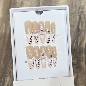 กดบนเล็บวิหารโรมันด้วยการออกแบบ3D ดอกไม้แกะสลักสีนู้ดที่หรูหราทำด้วยมือบริสุทธิ์ - Product Image 2