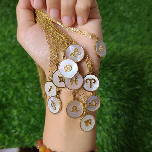 Collar NS1163 de Alta Calidad con Colgante de Disco de Concha Blanca Chapado en Oro sobre Acero Inoxidable, Joyería con Signo Zodiacal para Hombre - Product Image 1