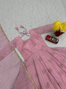 Vestido de Alta Calidad para Mujer, Diseño Étnico para Fiestas, Navratri, Diwali, Bodas y Celebraciones Culturales, Proveedor al por Mayor - Product Image 1