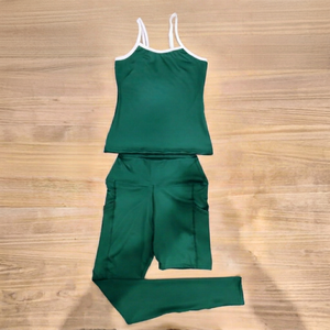 Ensemble de yoga vert 2 pièces : haut à bretelles spaghetti avec poches et short taille mi-haute, séchage rapide, respirant, couleur unie, tenue de sport pour femme - Product Image 1
