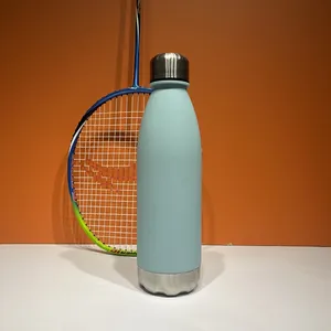 במלאי BPA משלוח תחרותי מחיר ידידותי לסביבה 680ml פלסטיק קולה צורת מים בקבוק עם ספורט מתכת מכסה ותחתון