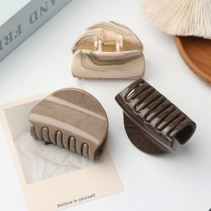 简约水木纹白色半圆形大哑光发爪夹后脑半绑鲨鱼Pvc发爪 - Product Image 1