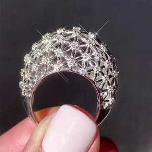 Anello con Design Floreale Traforato Stile Statement per Donne - Product Image 4