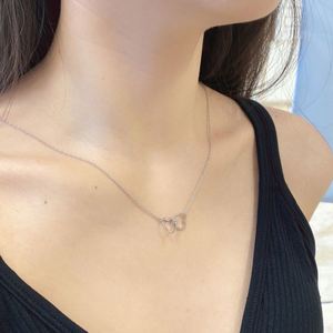 Collier pendentif double cœur entrelacé en argent sterling 925 et or 18 carats Dylam Dainty Jewelry en stock, sans MOQ, pour femmes - Product Image 3