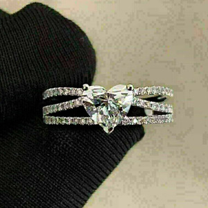 Anello da Donna a Quattro Punte con Cuore, Design Minimalista di Tendenza, Gioiello da Dito Impilabile per Ogni Occasione, Regalo Perfetto - Product Image 3