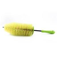 Cepillo Profesional para Ruedas DINJAKA de 45 cm con Mango Ergonómico Ovalado, Cerdas de Nylon Bicolor, Fijación Mecánica Reforzada y Alcance Profundo
