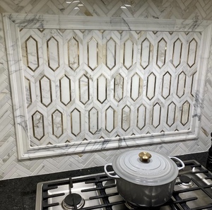 กระเบื้องหินอ่อนกลมขัดเงา Calacatta Gold ขนาด 10 มม. และกระเบื้องโมเสคสีทอง - โมเสคห้องน้ำสไตล์โมเดิร์น - Product Image 3