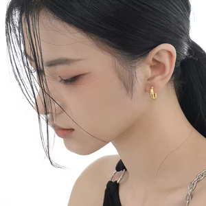 Pendientes de Aro Pequeños Minimalistas Elegantes Franceses de Latón Chapado en Oro con Superficie Arrugada Estilo Martillado, Venta al por Mayor - Product Image 3