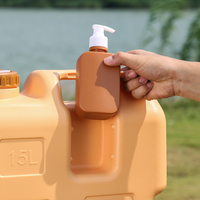 Seau à eau portable en PE avec petite bouteille et robinet, idéal pour le camping en plein air et les excursions barbecue.