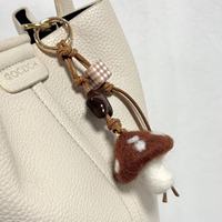 Breloque de sac mignonne en feutre en forme de champignon avec cordon à perles étoiles, style Ins, porte-clés en corde tressée fait main, pendentif de sac à dos, vente en gros personnalisée