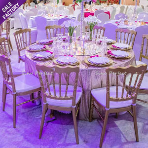 Chaises en fer dorées Napoléon personnalisées pour événements avec coussin de siège moelleux - Product Image 1