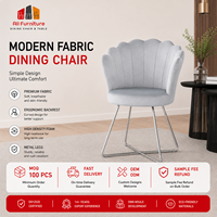 Fauteuil rembourré en velours, chaise de salle à manger moderne avec dossier sculpté, métal argenté poli pour usage résidentiel et commercial