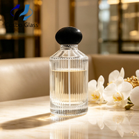 Bouteille de parfum en verre cannelé rond vide de 100 ml en gros, flacon diffuseur d'arômes de luxe côtelé avec pompe pulvérisatrice