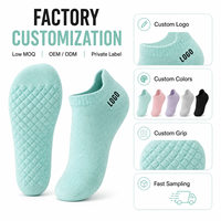 Chaussettes de Pilates KTS312 OEM avec logo personnalisé, semelle texturée antidérapante, chaussettes de sport antidérapantes pour femmes, chaussettes de fitness, de yoga et de saut