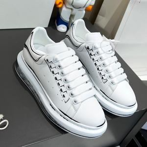 Zapatillas de diseñador de alta calidad hechas de cuero genuino con grafitis pintados a mano en blanco y negro, disponibles para hombres y mujeres. - Product Image 2
