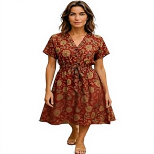 Robe midi à imprimé floral, col en V, avec ceinture, style bohème, coupe trapèze, manches courtes, robe décontractée pour le printemps - Product Image 1